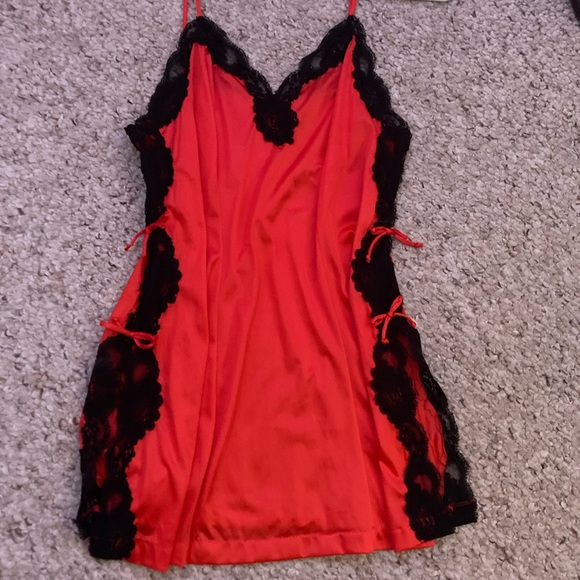 Vintage y2k gothic satin lace red and black top - Picture 2 of 2